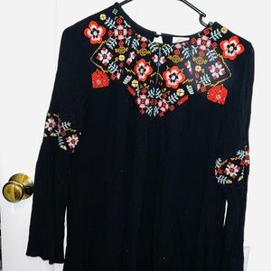FRANCESCA’S Size Small. Flowy Embroidered Dress. Bell Sleeve. Knee-Length